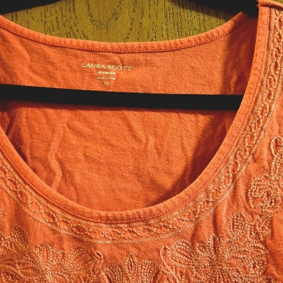 Laura Scott Coral Short Sleeve Tee - Picture 2 of 4